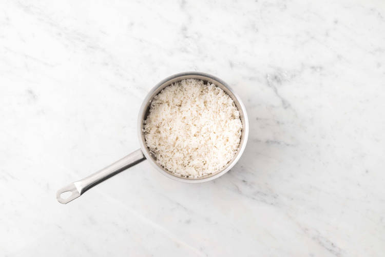 Prepara el caldo y cuece el arroz