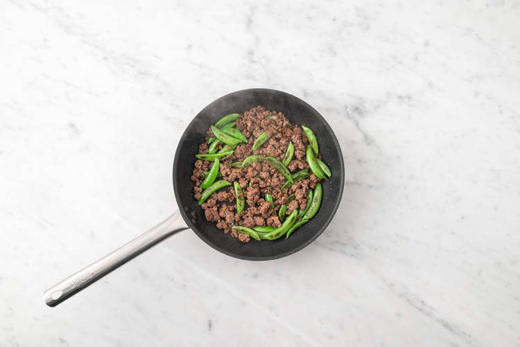 Saltea las verduras con la carne