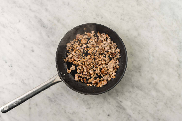 Prepara los vegetales y cocina la carne