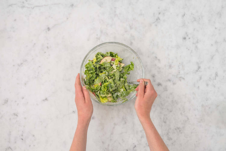 Prepara y adereza la ensalada