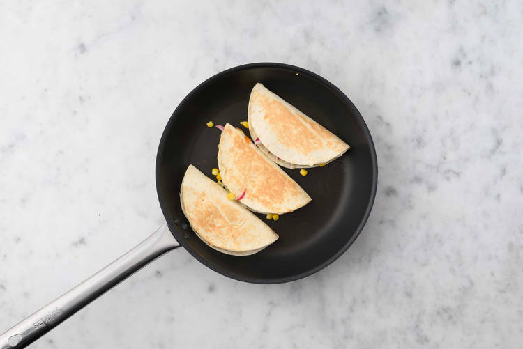 Prepara las quesadillas