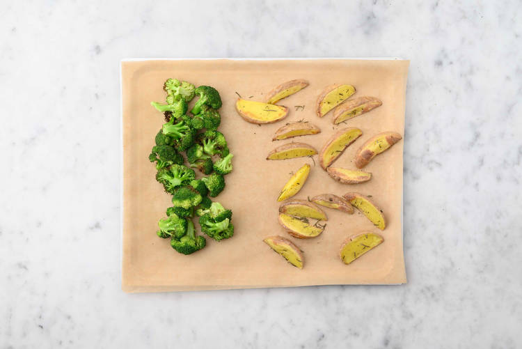 Hornea las patatas y el brócoli