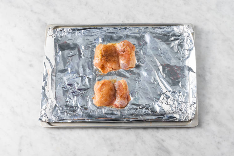 Adereza y cocina el pollo