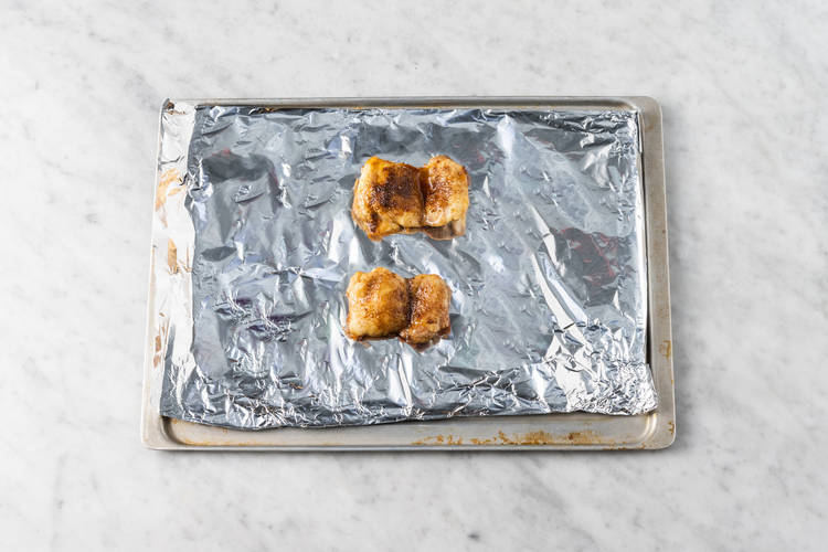 Saca el pollo y las patatas del horno