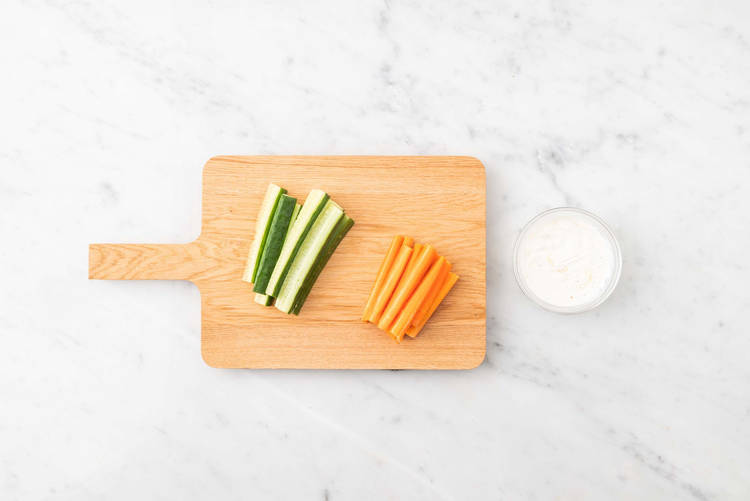 Prepara los crudités y la salsa