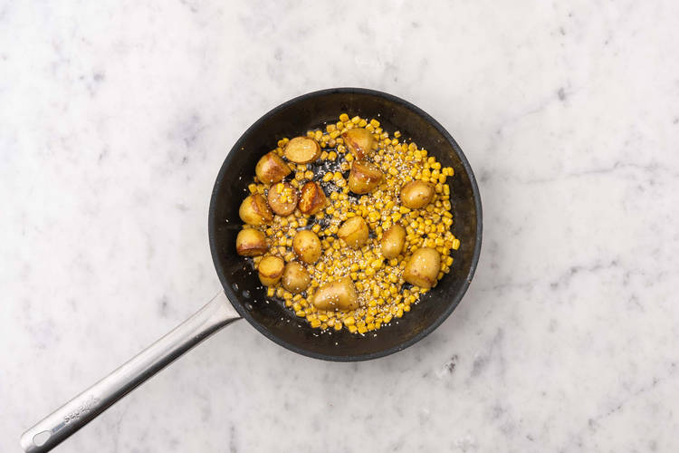 Cuire le maïs et les pommes de terre