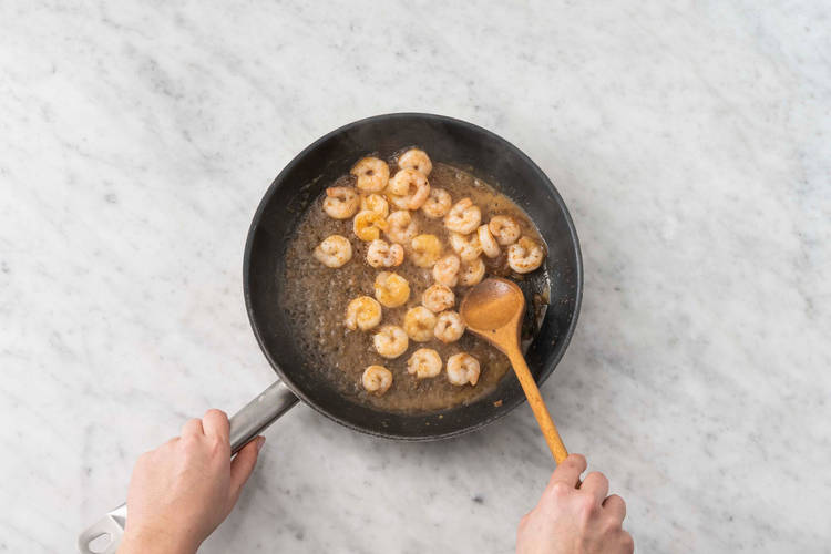 Préparer la sauce et terminer les crevettes