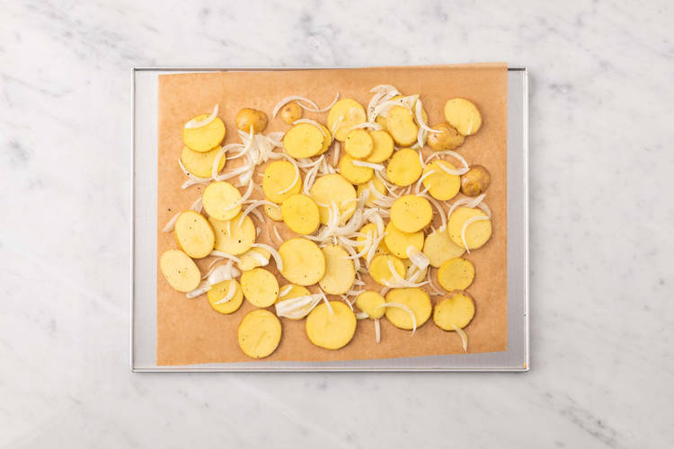 Rôtir les pommes de terre et les oignons