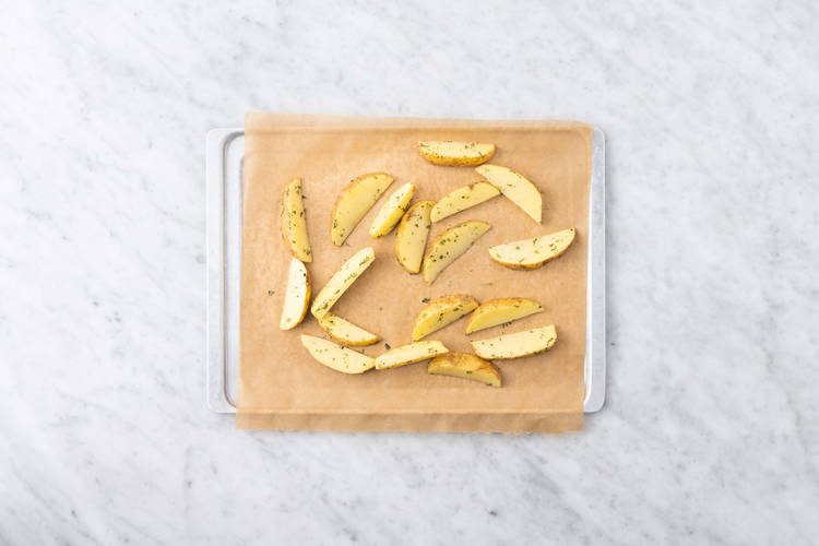 Enfourner les pommes de terre