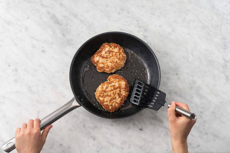 Cuire les galettes et préparer la sauce