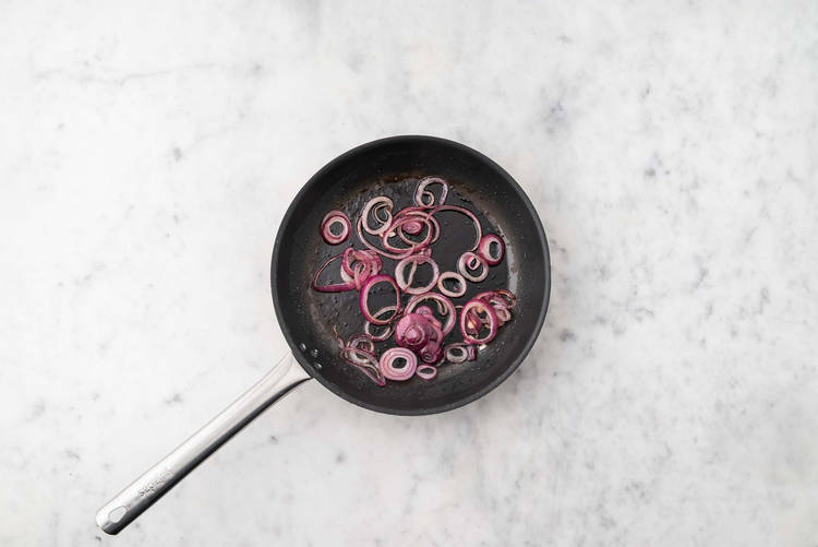 Caraméliser l'oignon rouge