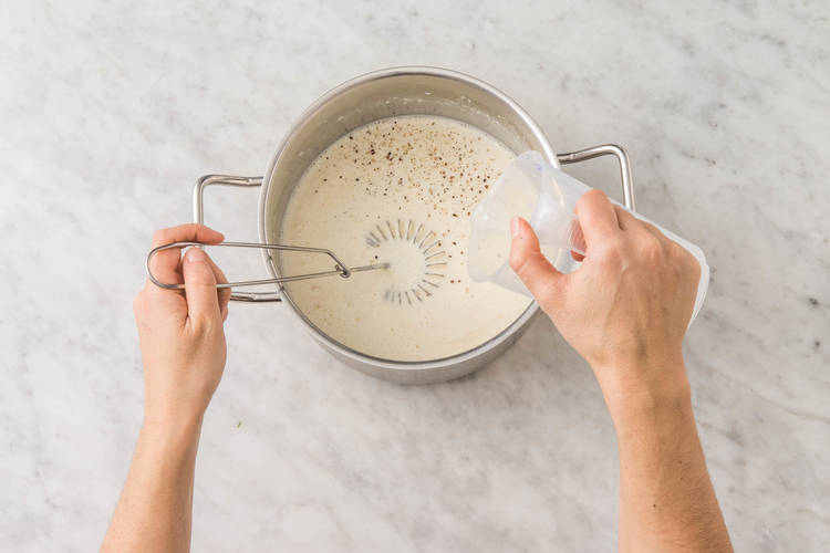 Préparer la sauce au fromage