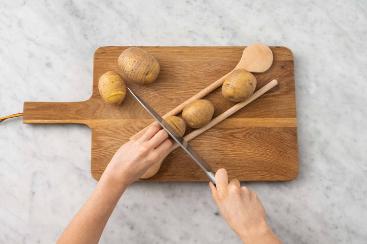 Forbered hasselback kartofler