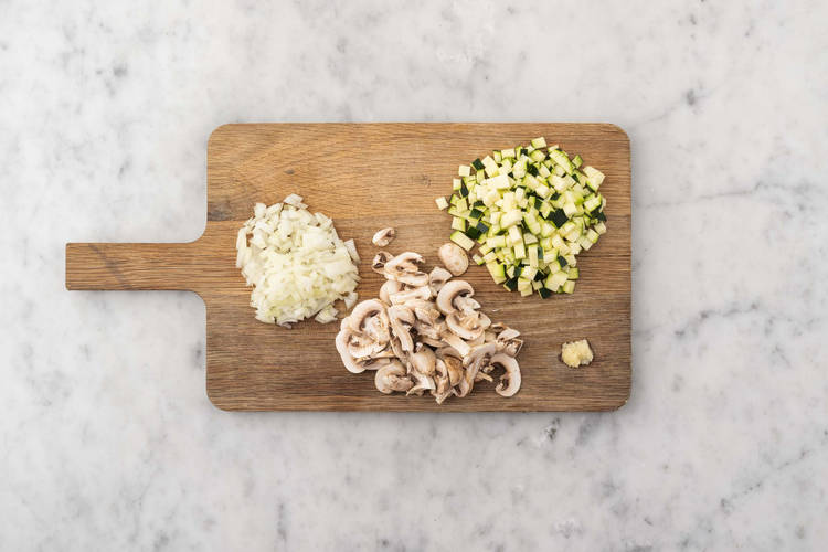 Prepara las verduras y las albóndigas
