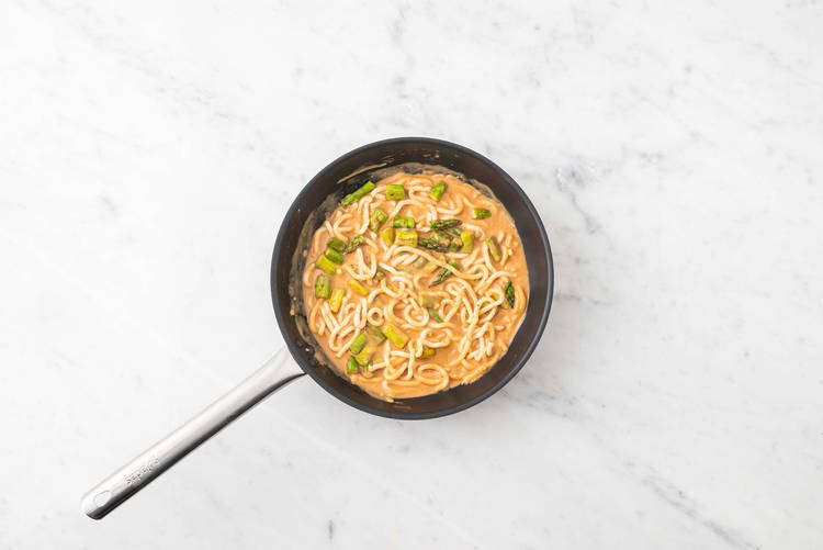 Integra los fideos con la salsa