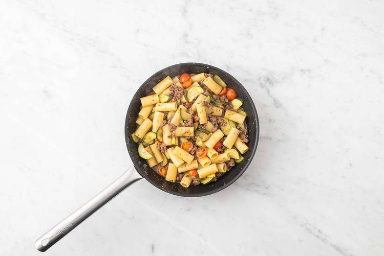 Combina la salsa y la pasta
