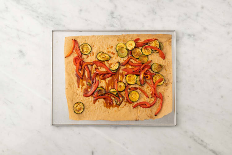 Combina las verduras con la salsa