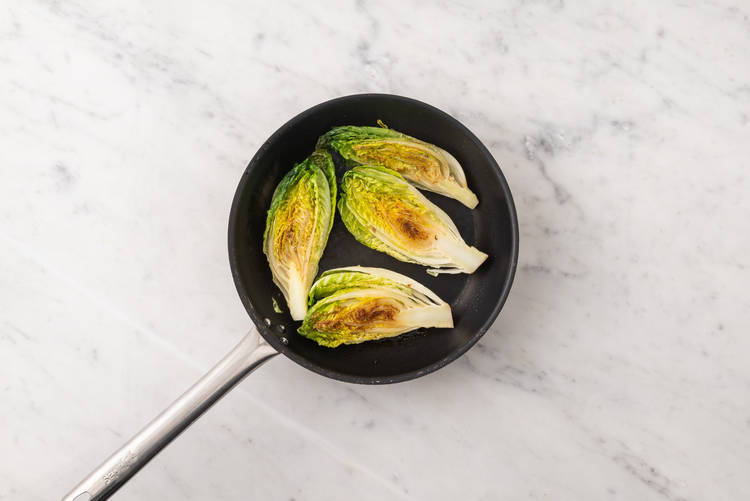 Prepara las verduras y saltea los cogollos