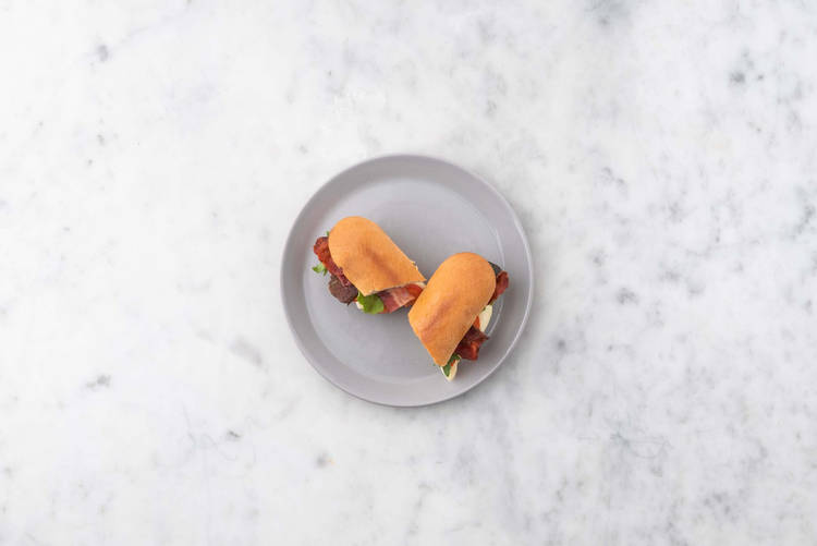 Assembler les sandwichs et servir