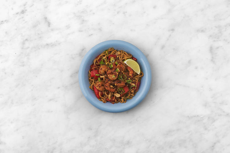 Añade los langostinos y emplata