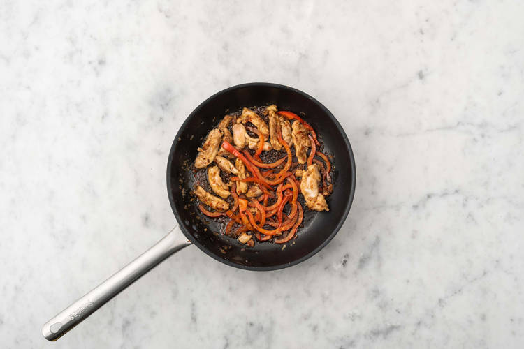 Groenten en kip bakken