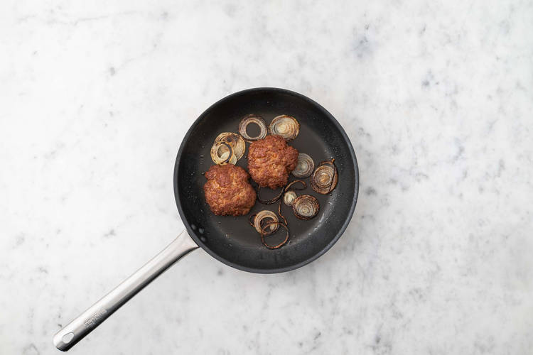 Cuire le burger de bœuf