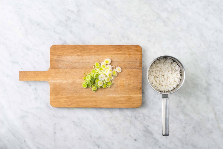 Cuocere il riso e preparare gli ingredienti