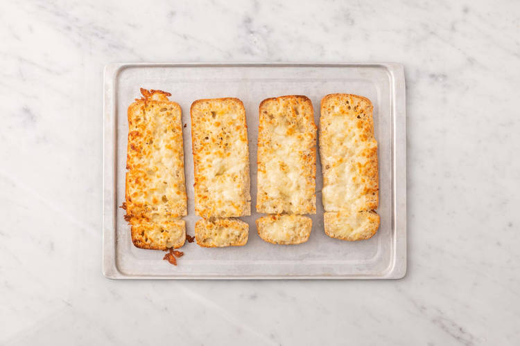 Fondre le fromage et griller les pains