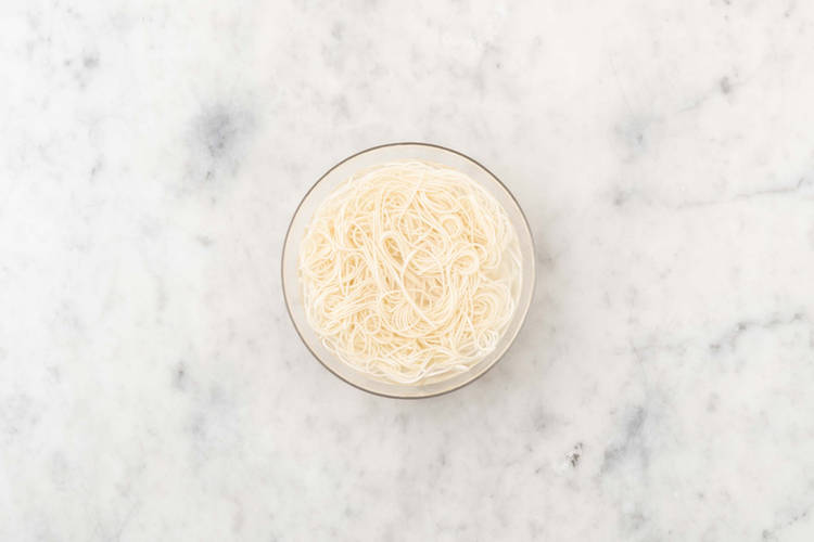 Somen-Nudeln einweichen