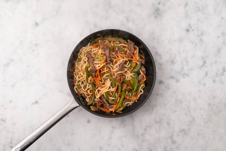 Cuocere la carne e insaporire i noodles