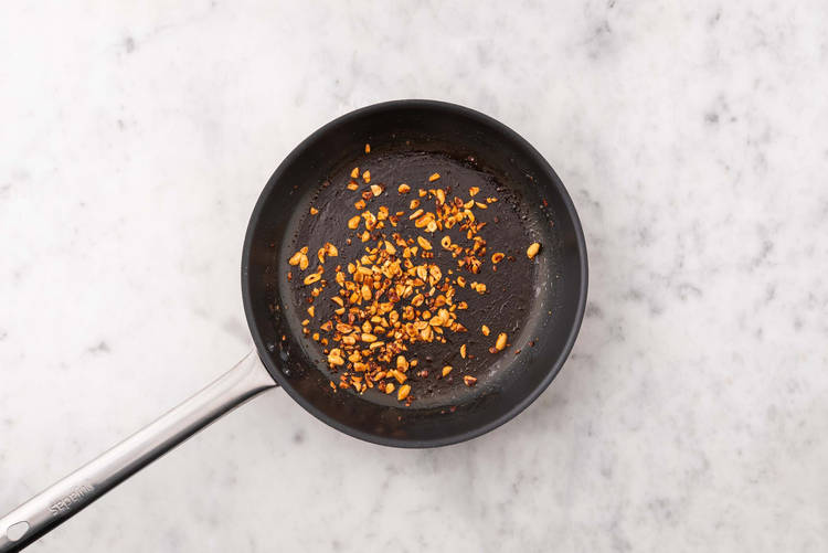 Gör chili- och jordnötstopping