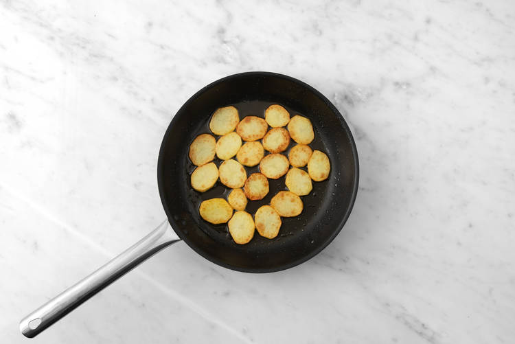 Cuire les rondelles de pommes de terre