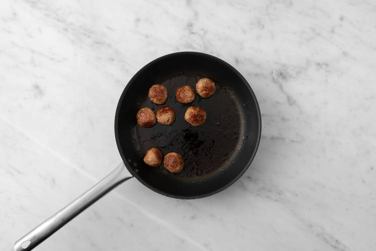 Cuire les boulettes de viande