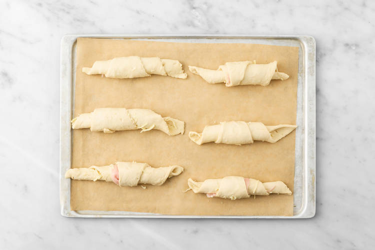 Croissants vullen en bakken