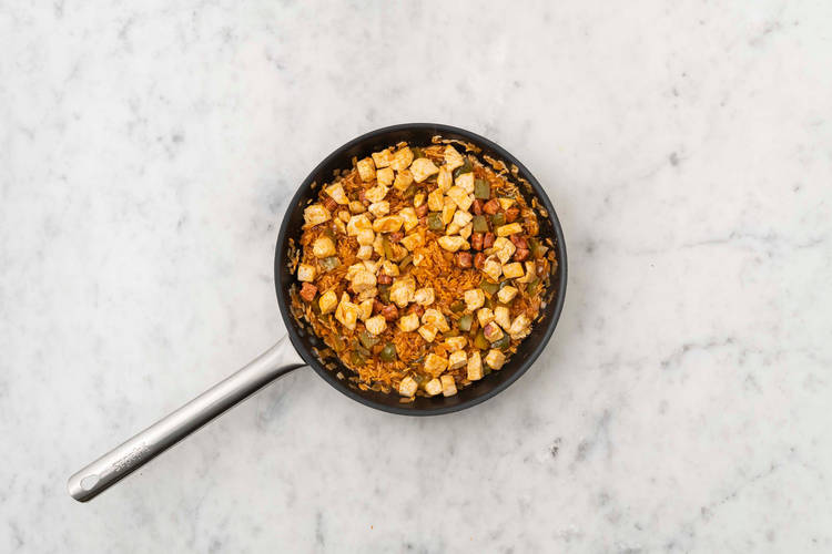 Cuire le poulet et le chorizo