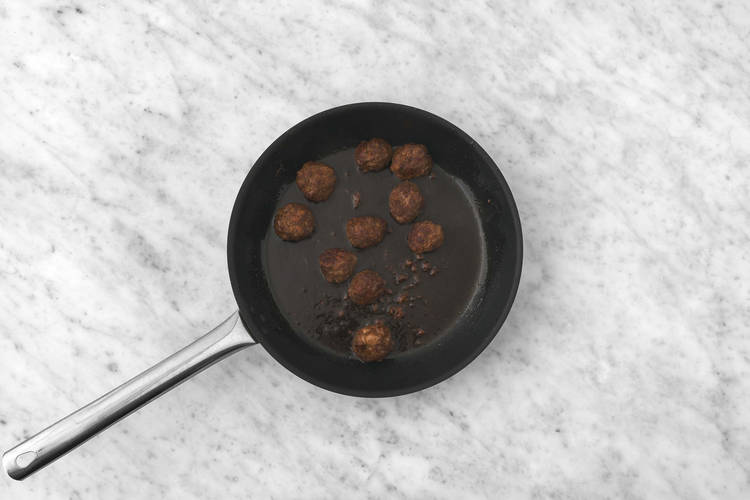 Cuire les boulettes de viande