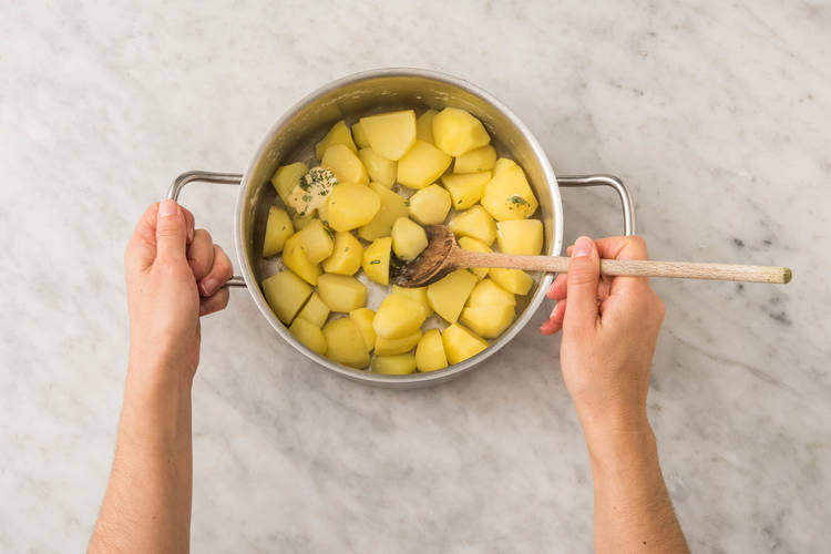 Enfourner les pommes de terre