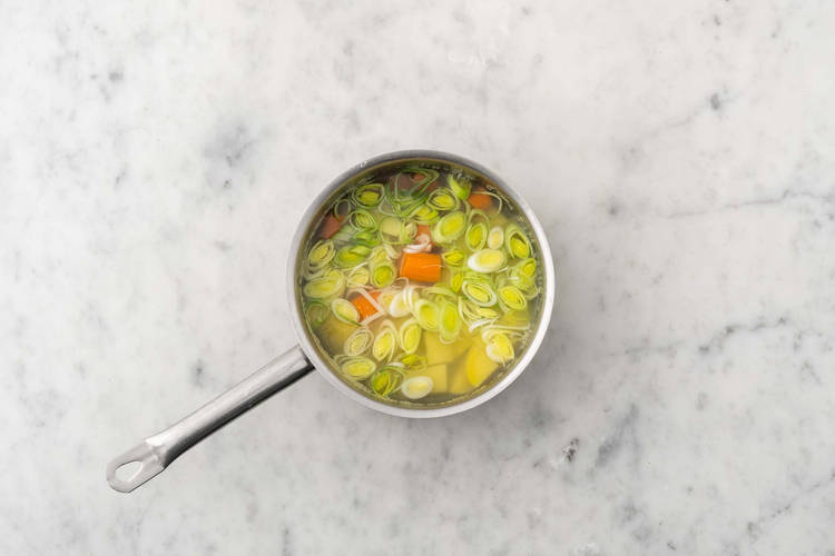 Aardappelen en bospeen koken