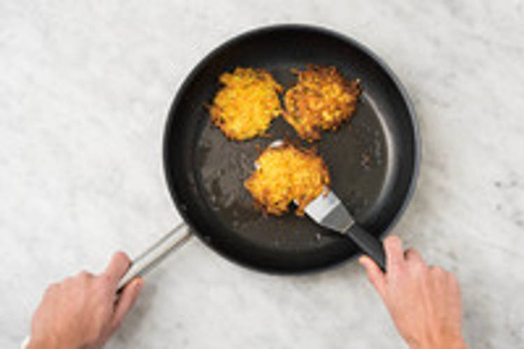 Préparer les galettes de pommes de terre