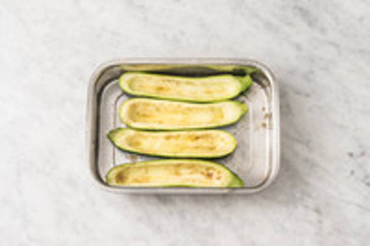 Couper les courgettes en deux