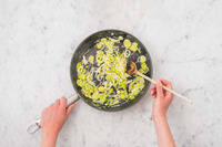 Étuver le poireau et la courgette