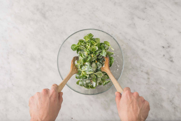 Salade maken.