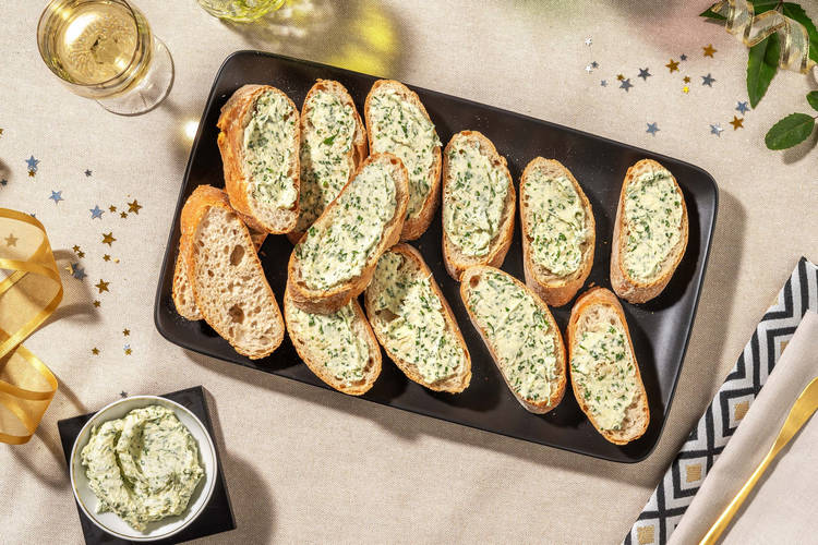 Zelfgemaakte kruidenboter met een baguette