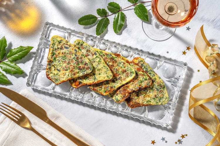 Omelette aux champignons préparée avec du persil plat frais