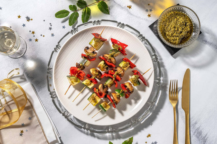 Brochettes de légumes au pesto, courgette, poivron pointu et champignons