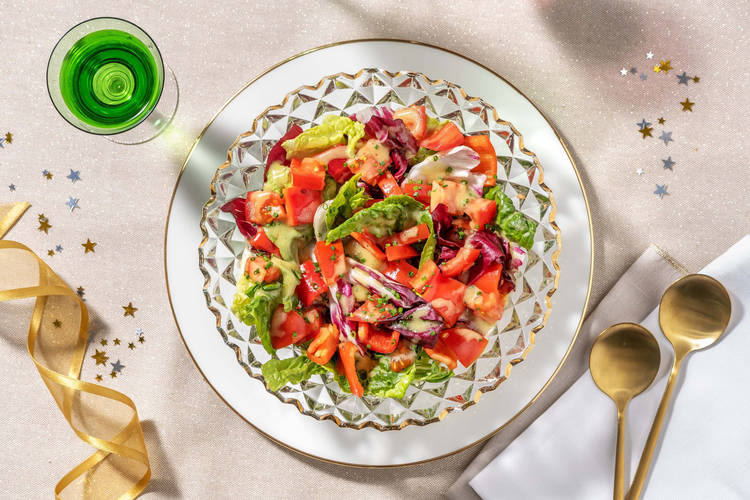 Salade verte préparée avec du poivron pointu et de la tomate