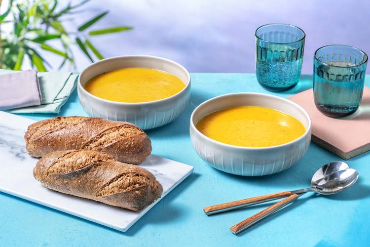 Soupe fraîche de poivrons jaunes et demi-baguette woutkorn