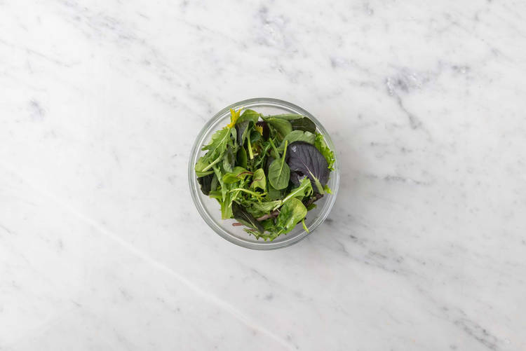 Prepara la salsa y aliña la ensalada