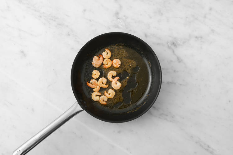 Cocina las lentejas y langostinos