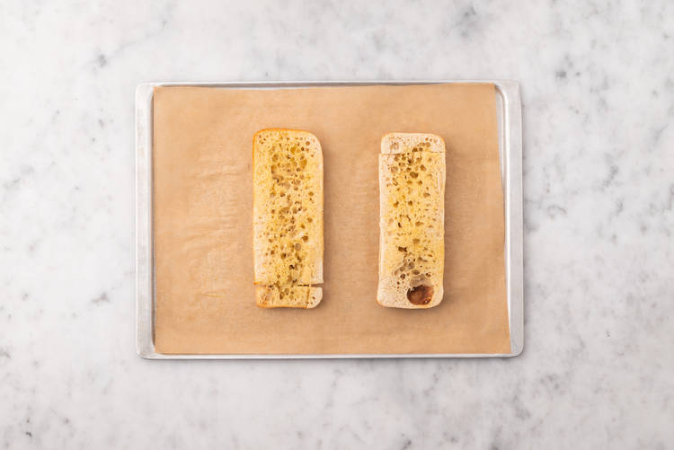 Cuire les pommes et griller les tranches de pain inférieures